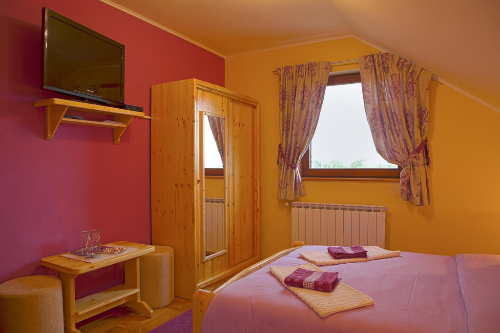 Apartments Tratincica Selište Drežničko Habitación foto